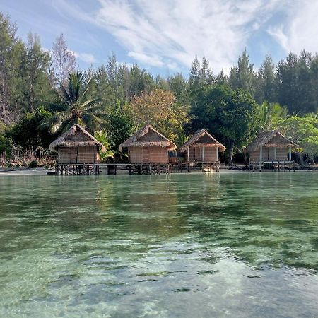 Coco Huts Guest House Waisai エクステリア 写真
