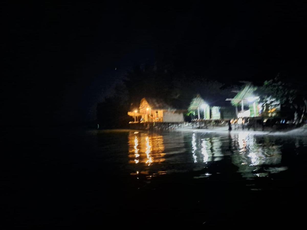Coco Huts Guest House Waisai エクステリア 写真