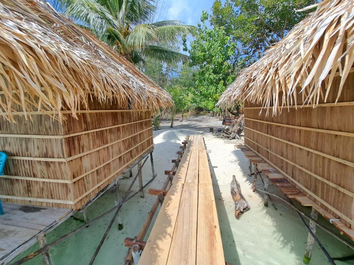 Coco Huts Guest House Waisai エクステリア 写真