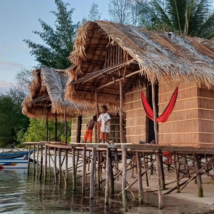 Coco Huts Guest House Waisai エクステリア 写真