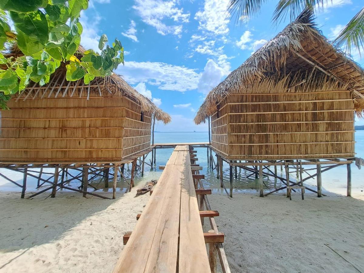 Coco Huts Guest House Waisai エクステリア 写真
