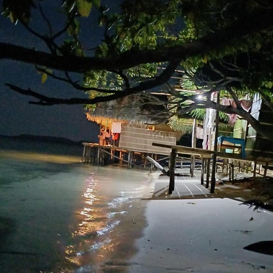 Coco Huts Guest House Waisai エクステリア 写真