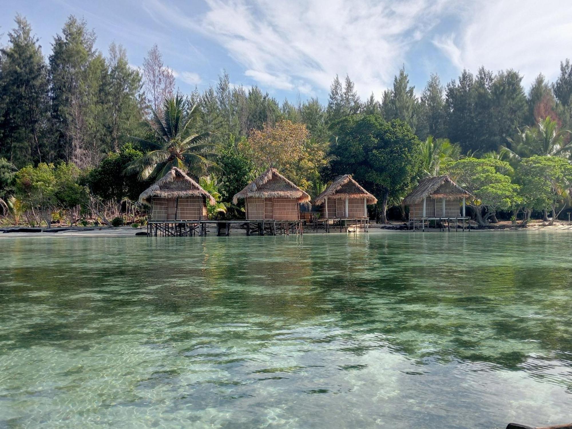 Coco Huts Guest House Waisai エクステリア 写真