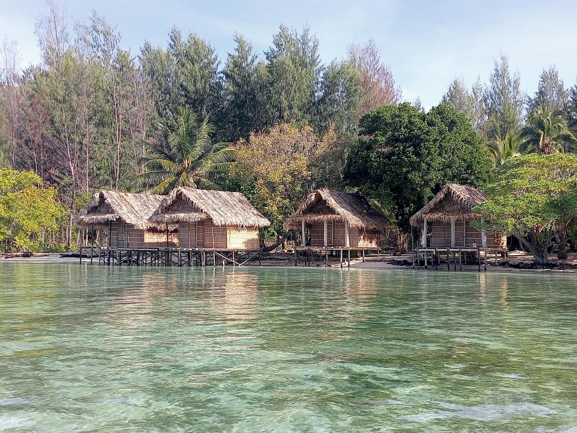 Coco Huts Guest House Waisai エクステリア 写真