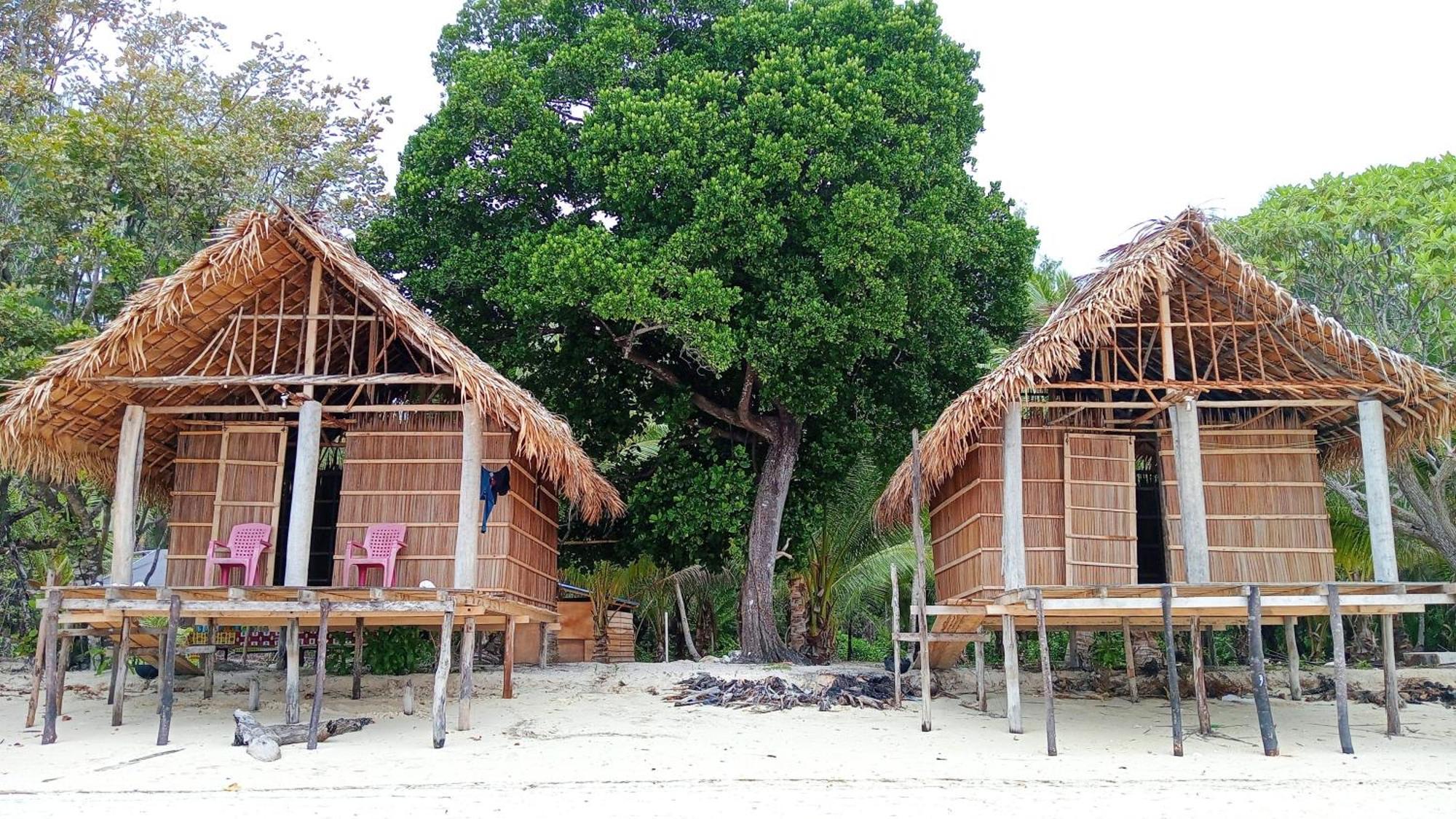 Coco Huts Guest House Waisai エクステリア 写真