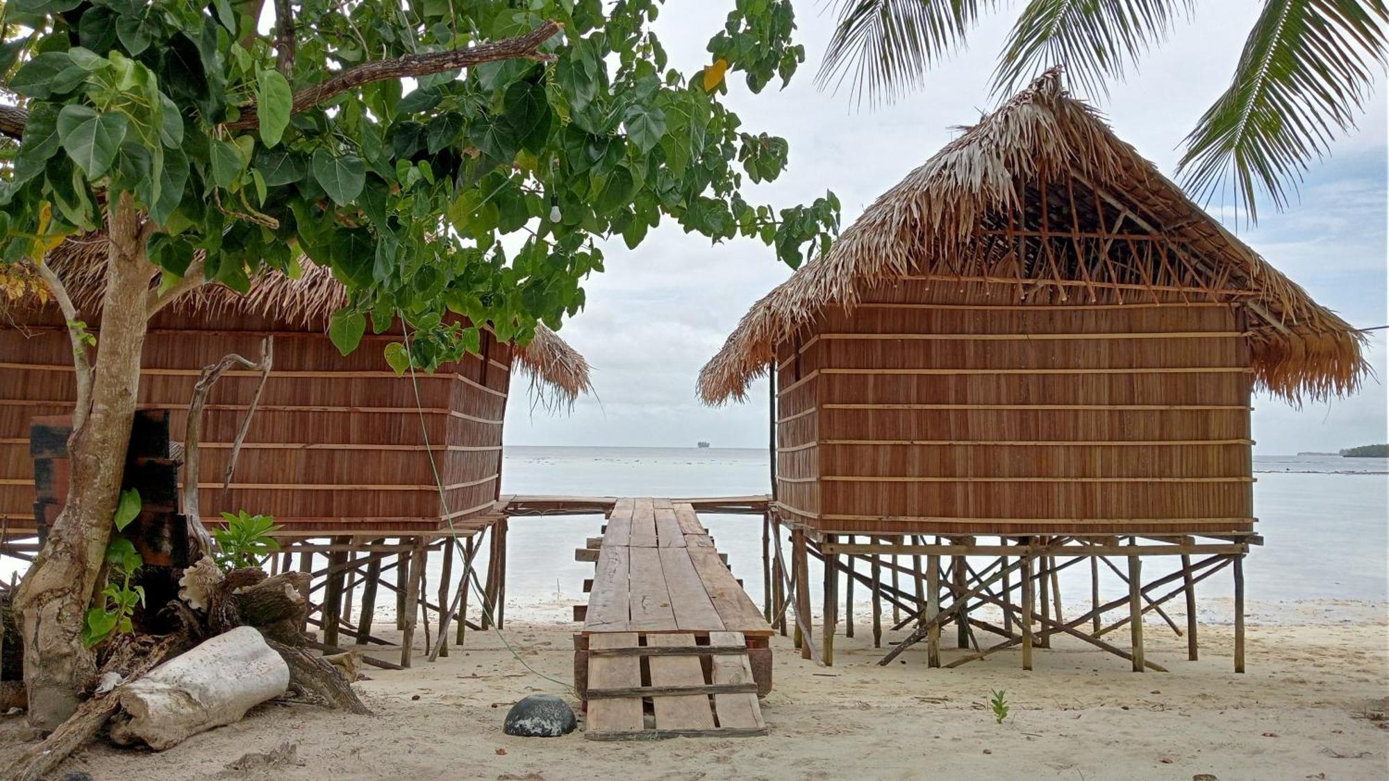 Coco Huts Guest House Waisai エクステリア 写真