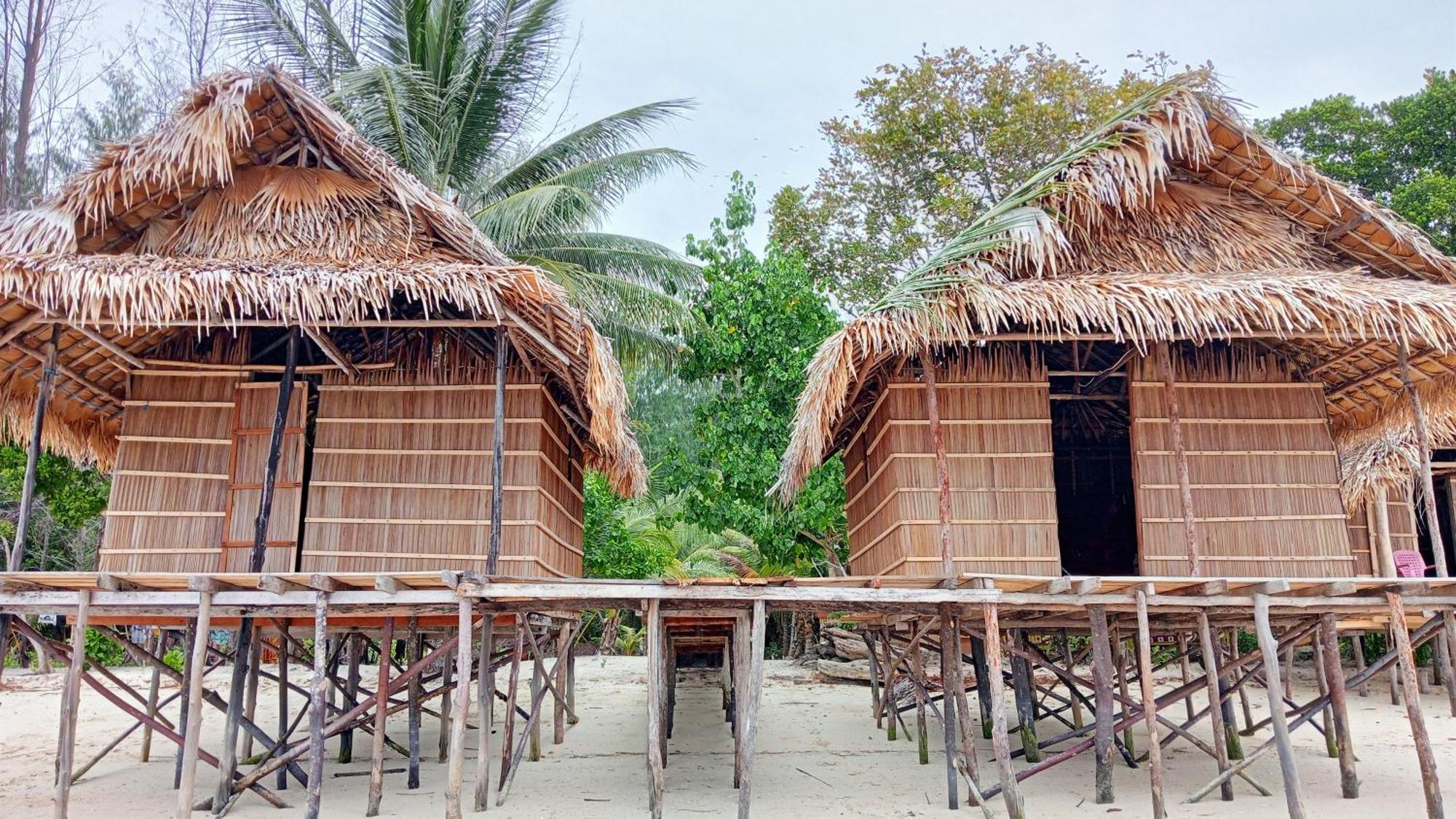 Coco Huts Guest House Waisai エクステリア 写真