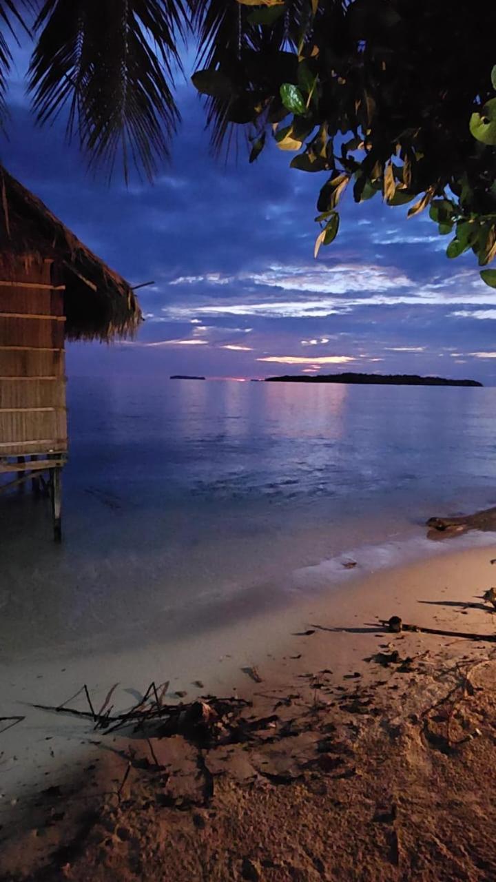 Coco Huts Guest House Waisai エクステリア 写真