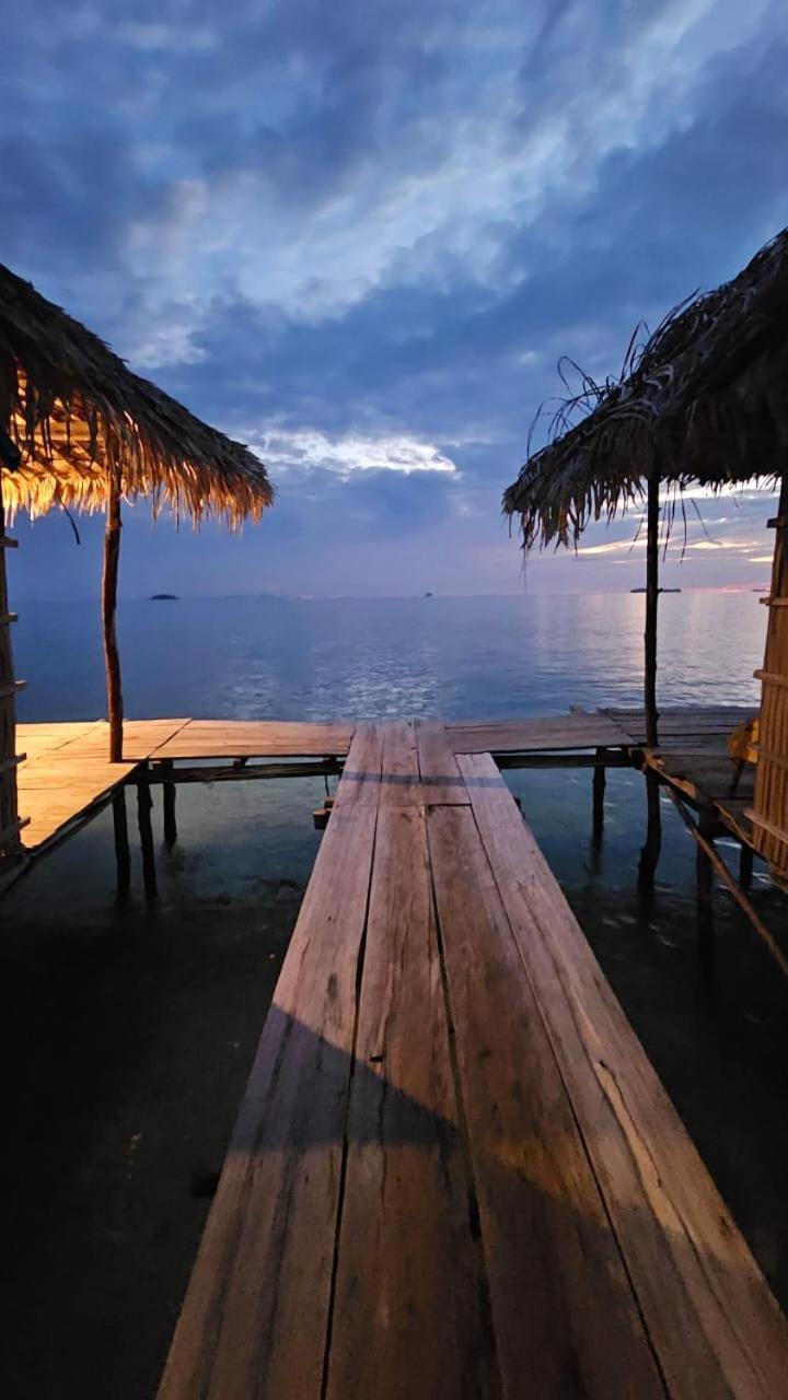 Coco Huts Guest House Waisai エクステリア 写真