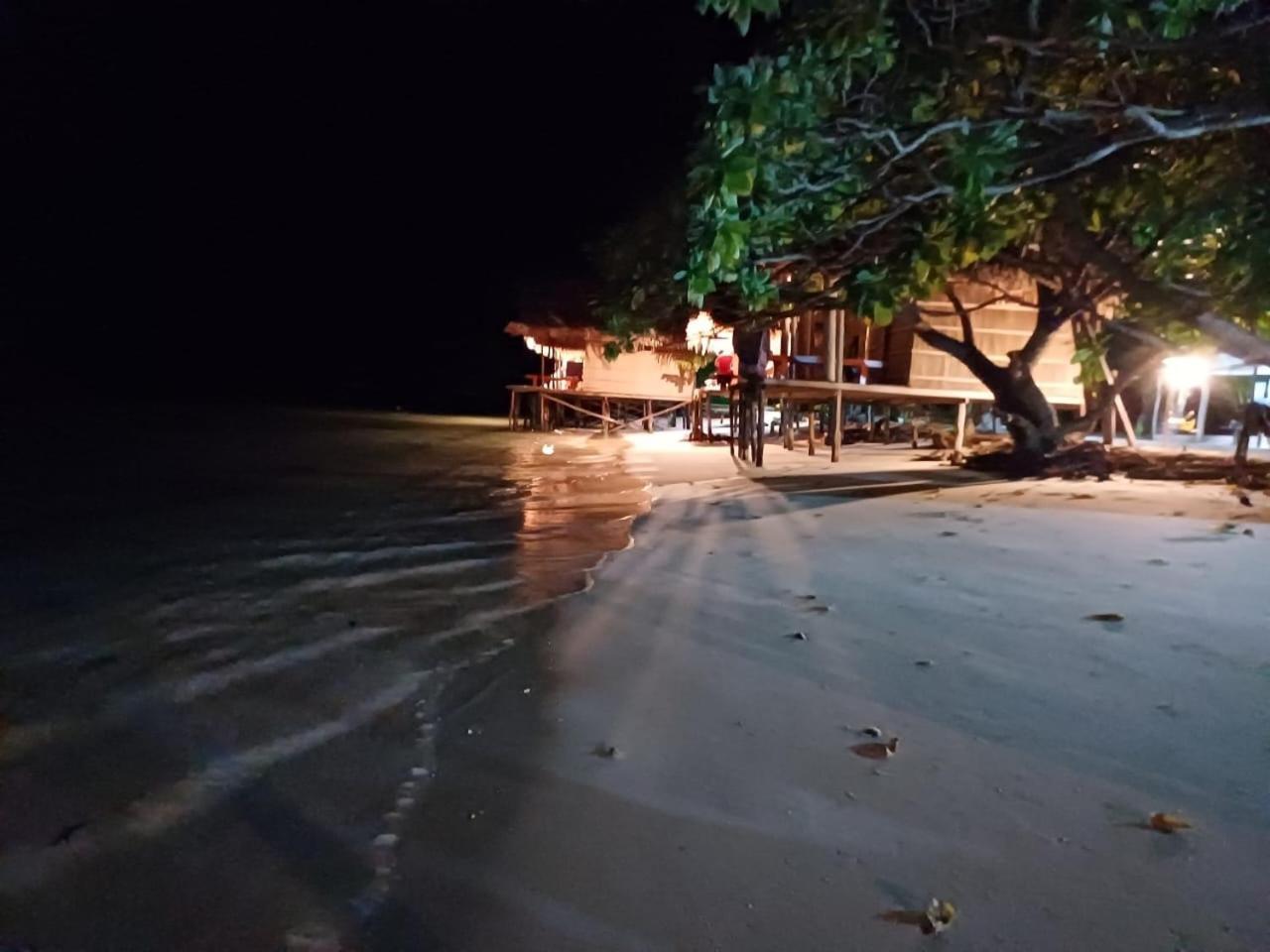 Coco Huts Guest House Waisai エクステリア 写真