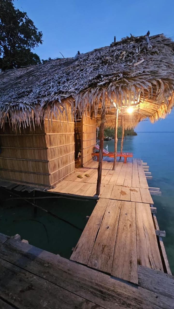 Coco Huts Guest House Waisai エクステリア 写真