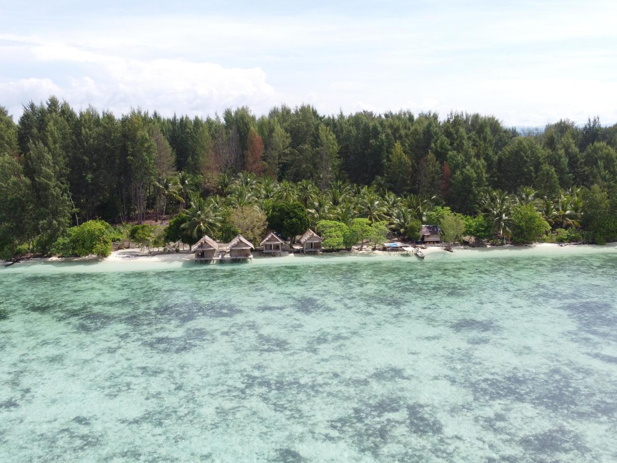 Coco Huts Guest House Waisai エクステリア 写真