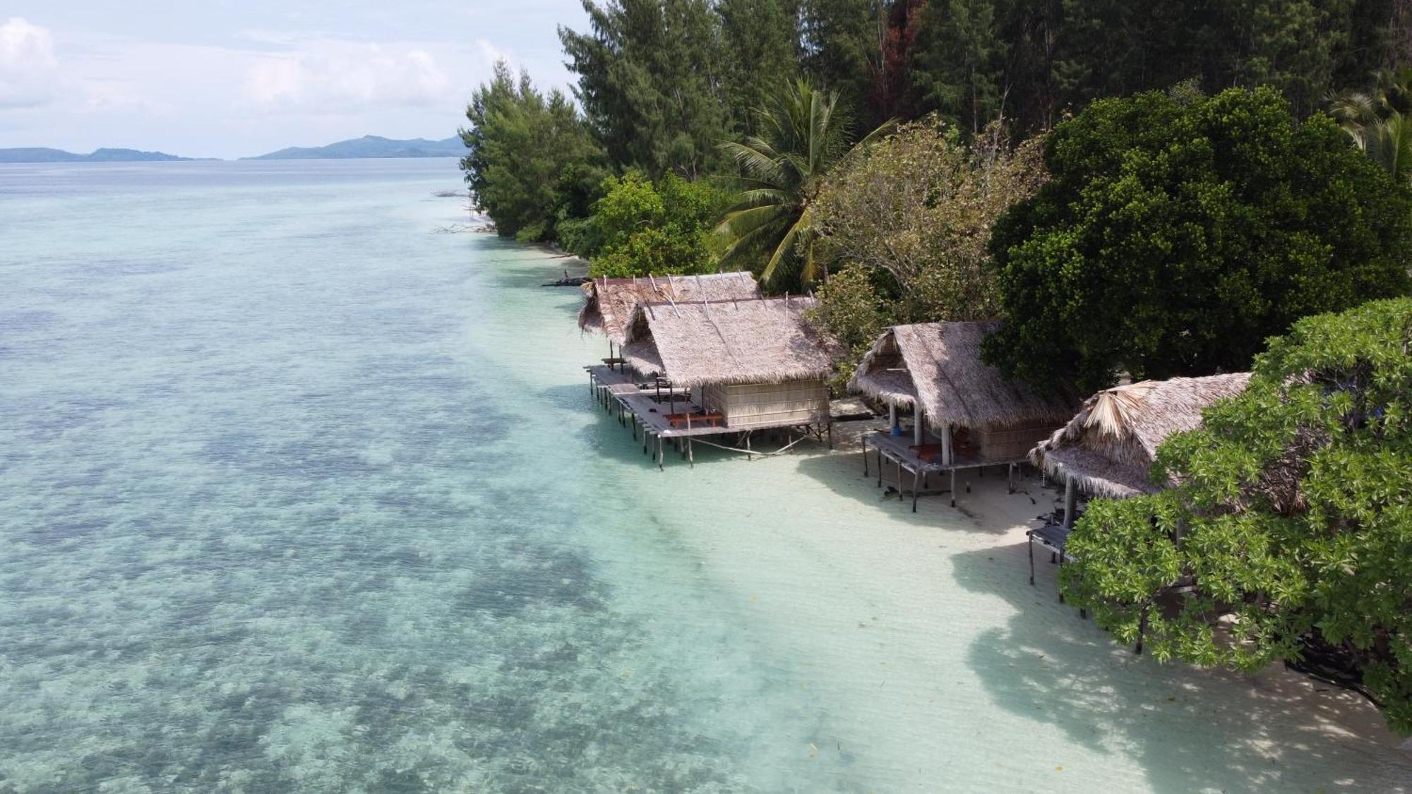 Coco Huts Guest House Waisai エクステリア 写真